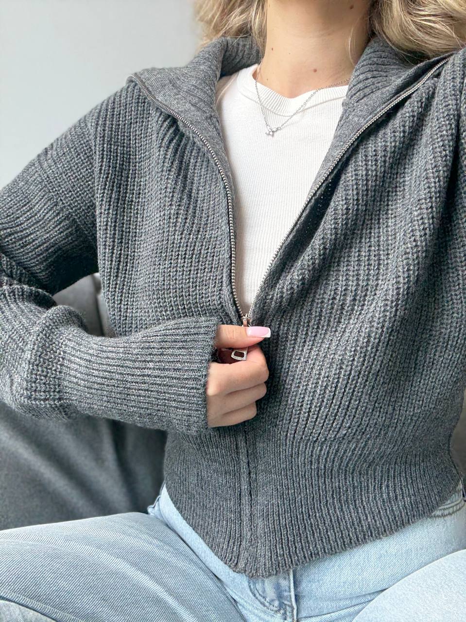 Вкорочений светр на блискавці