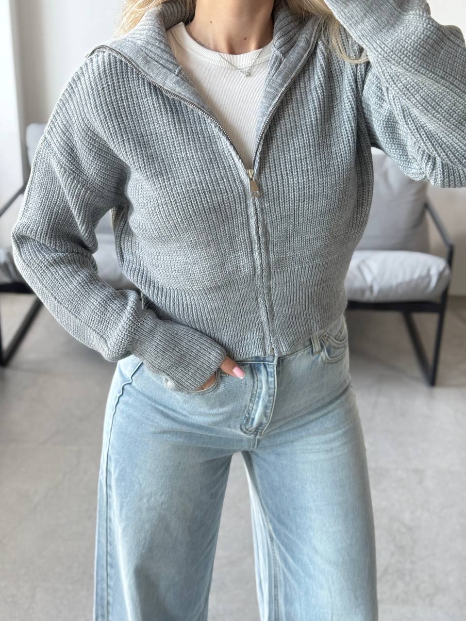 Вкорочений светр на блискавці