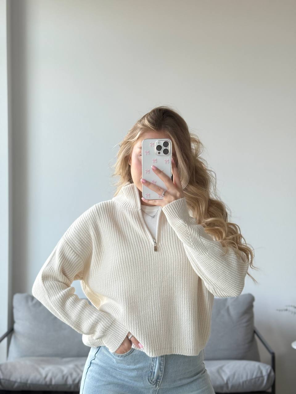 Светр з блискавкою на горловині