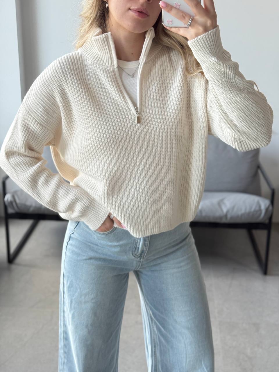 Светр з блискавкою на горловині