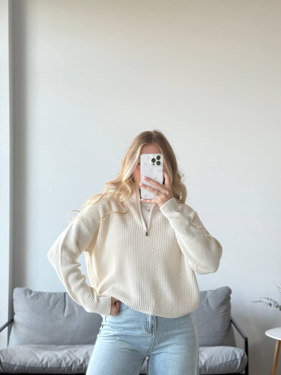 Светр з блискавкою на горловині