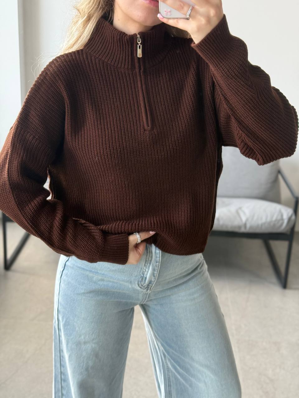 Светр з блискавкою на горловині